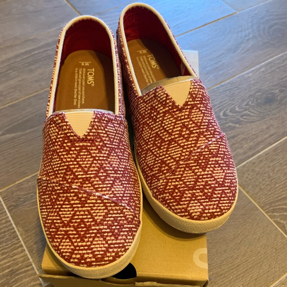 Tom’s. Brand new, never worn. Size 9 women’s Toms.